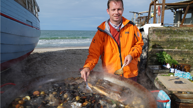 In Denmark, host Andreas Viestad brews a perfect fish stew from freshly caught fish and mussels.